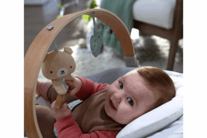 Cozy Spot Babywippe mit Spielbogen aus Holz – Bild 3