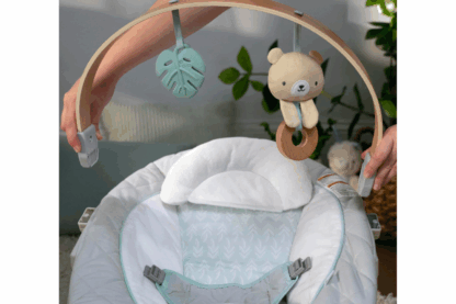 Cozy Spot Babywippe mit Spielbogen aus Holz – Bild 4